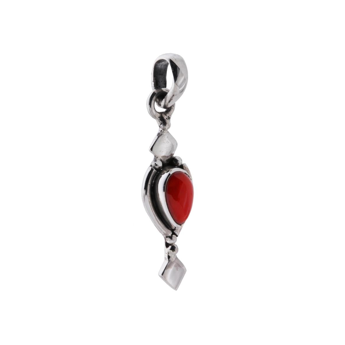 Ciondolo Etnico con Accessorio a forma di Goccia con Pietre Corallo.