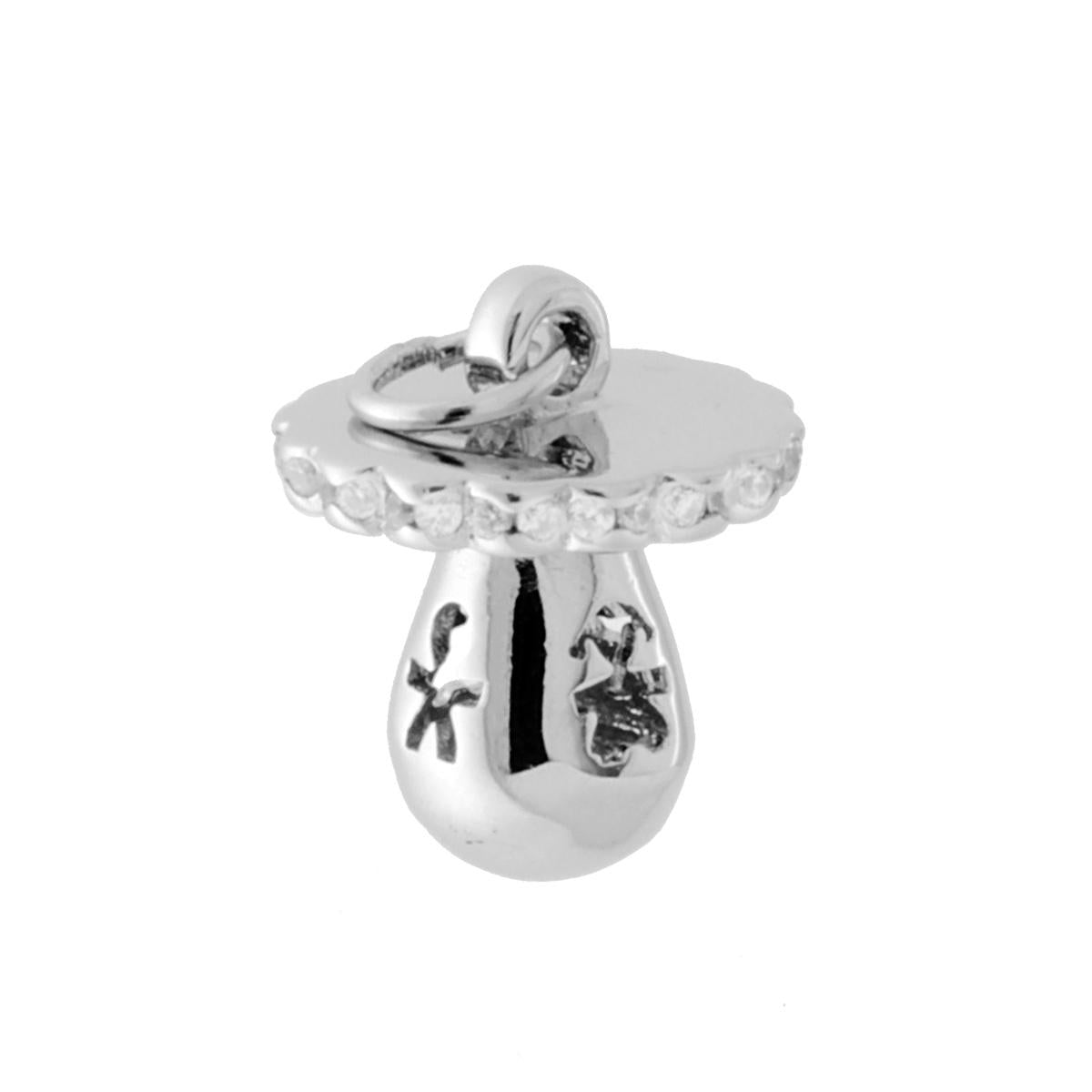 Ciondolo a forma di ciuccio con finitura liscia e lucida con bimbo e bimba traforati e zirconi bianchi incastonati.