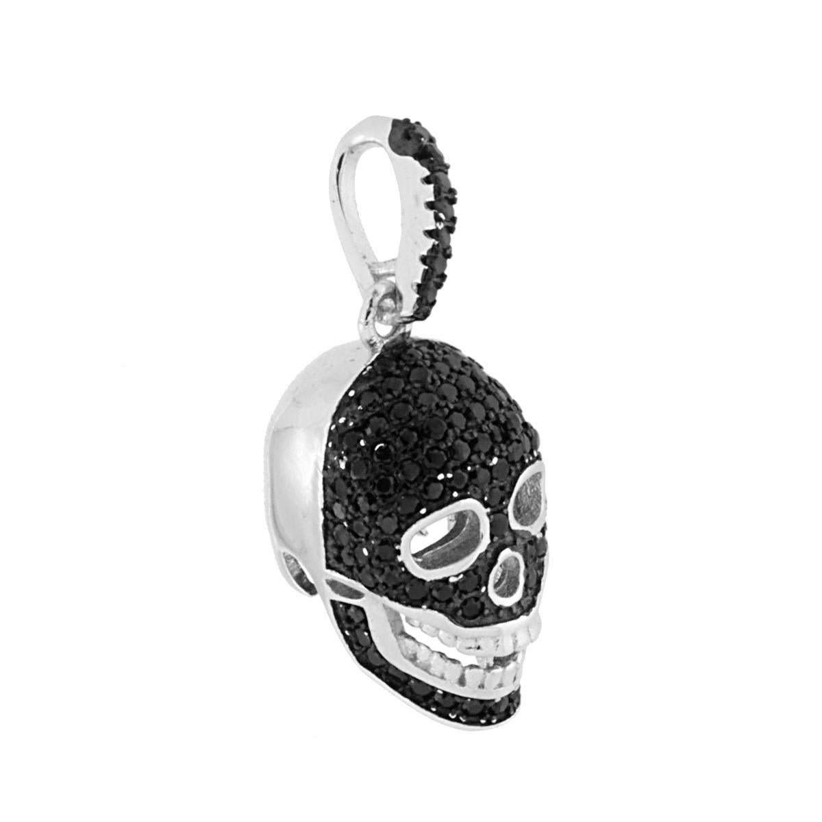Ciondolo a forma di teschio in 3D con lavorazione liscia e lucida e zirconi neri incastonati.