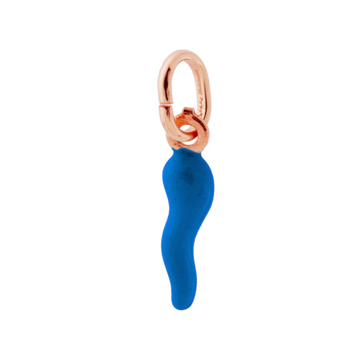 Ciondolo a forma di corno portafortuna con applicazione smalto colore blu con finitura liscia e lucida.<BR>Made in Italy
