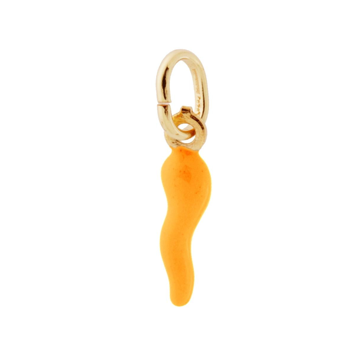 Ciondolo a forma di corno portafortuna con applicazione smalto colore giallo con finitura liscia e lucida.<BR>Made in Italy