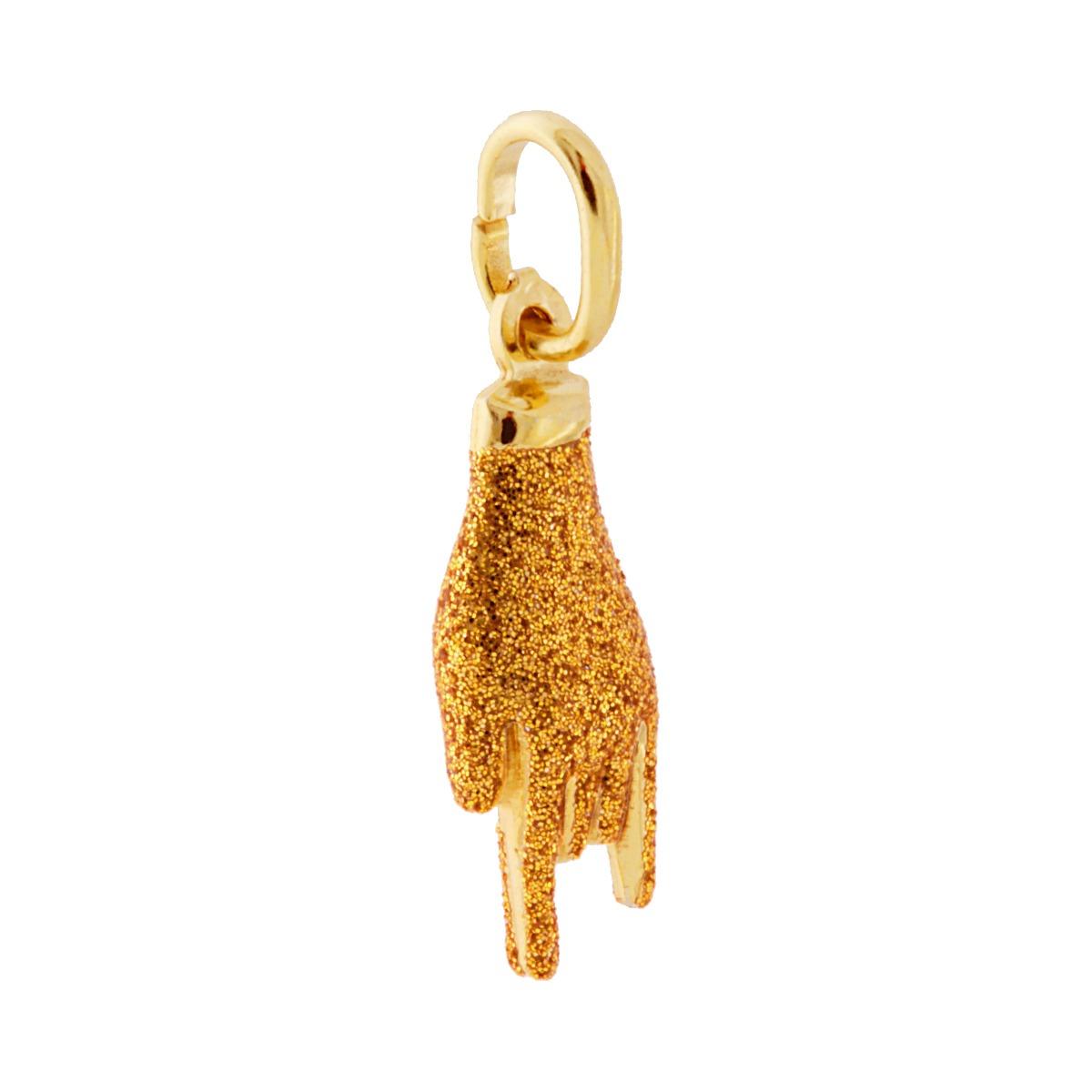 Ciondolo a forma di Mano con Corna portafortuna con applicazione smalto colore oro con superficie glitterata.<BR>Made in Italy