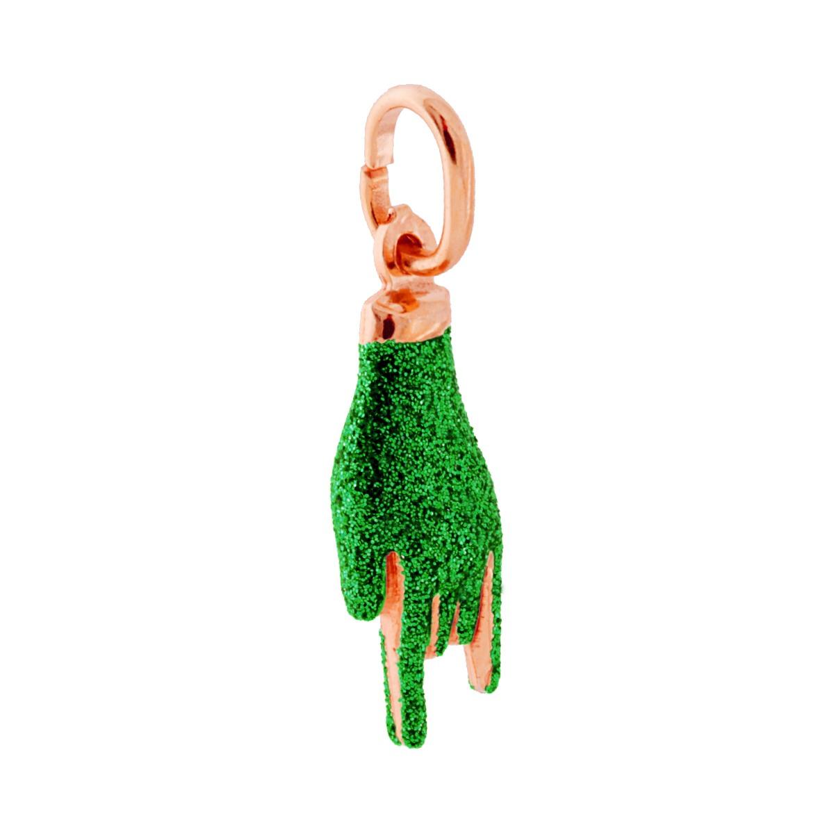 Ciondolo a forma di Mano con Corna portafortuna con applicazione smalto colore verde con superficie glitterata.<BR>Made in Italy