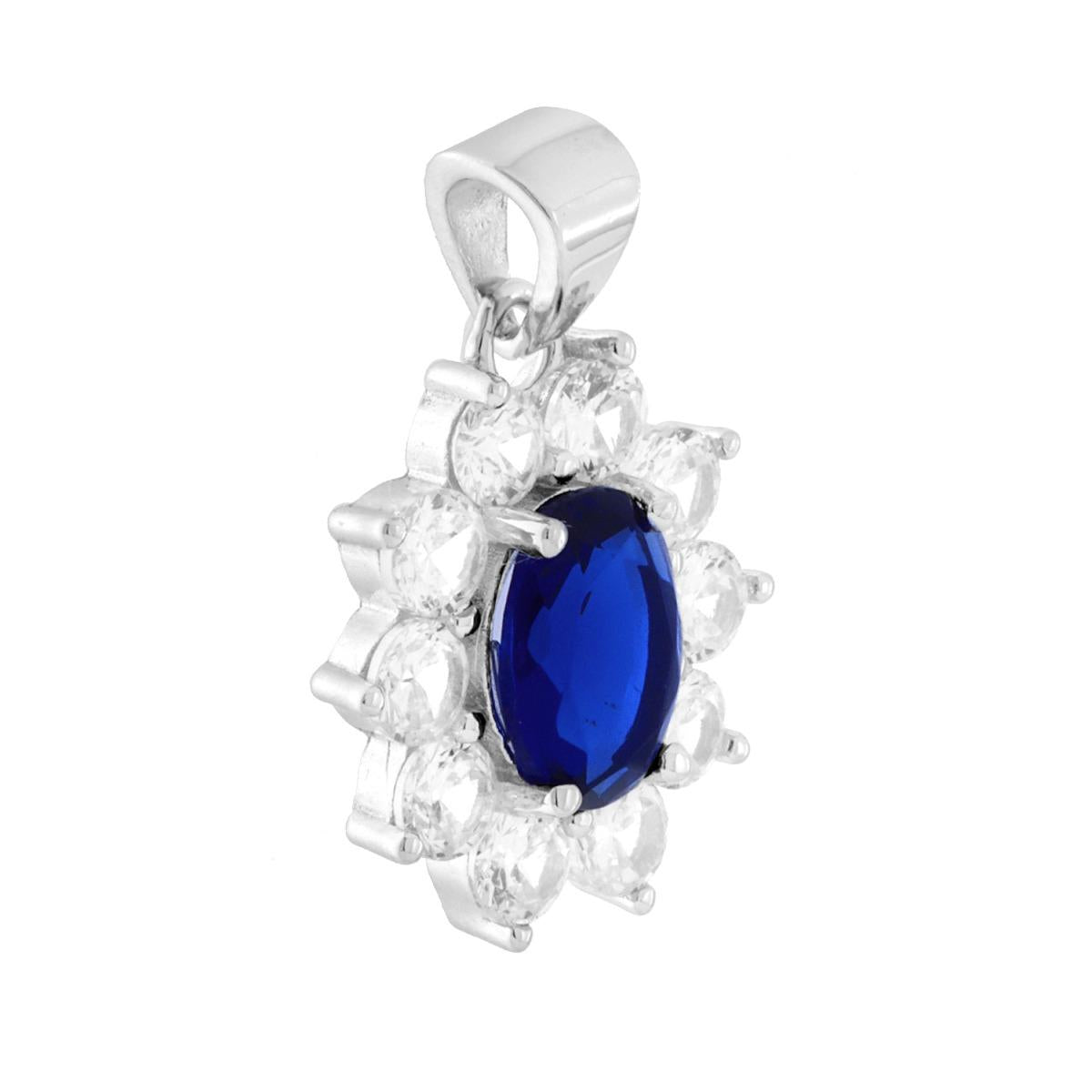 Ciondolo di forma ovale con cubic zirconia centrale Blu Zaffiro, montato su 4 Griffe e contornato da cubic zirconia bianchi.