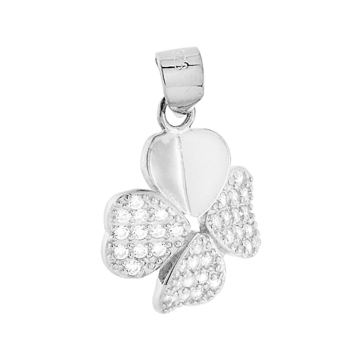 Ciondolo a forma di quadrifoglio con finitura liscia e lucida e con cubic zirconia bianchi incastonati.