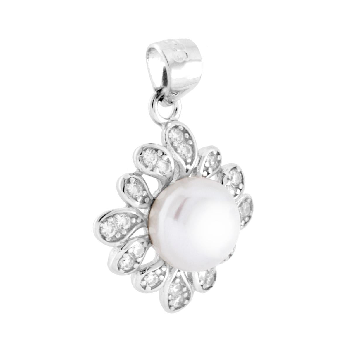 Ciondolo a forma di fiore con petali di cubic zirconia bianchi incastonati, con accessorio centrale perla bianca di fiume.<BR>Avvertenze: Dato la naturalezza della perla potrebbe non essere identica nella forma e nel colore.
