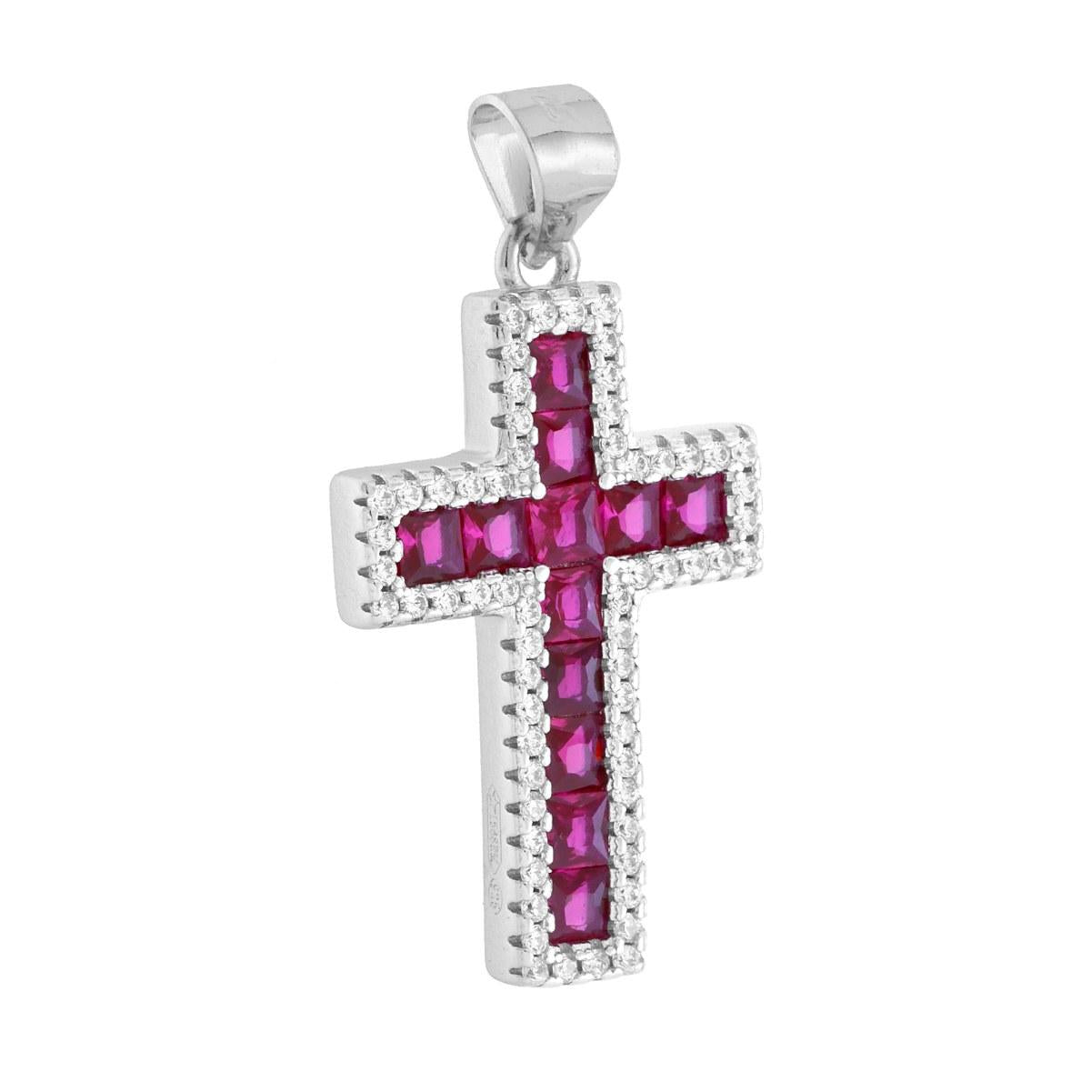 Ciondolo a forma di croce con cubic zirconia taglio carrč colore rosso rubino e cubic zirconia bianchi incastonati intorno.