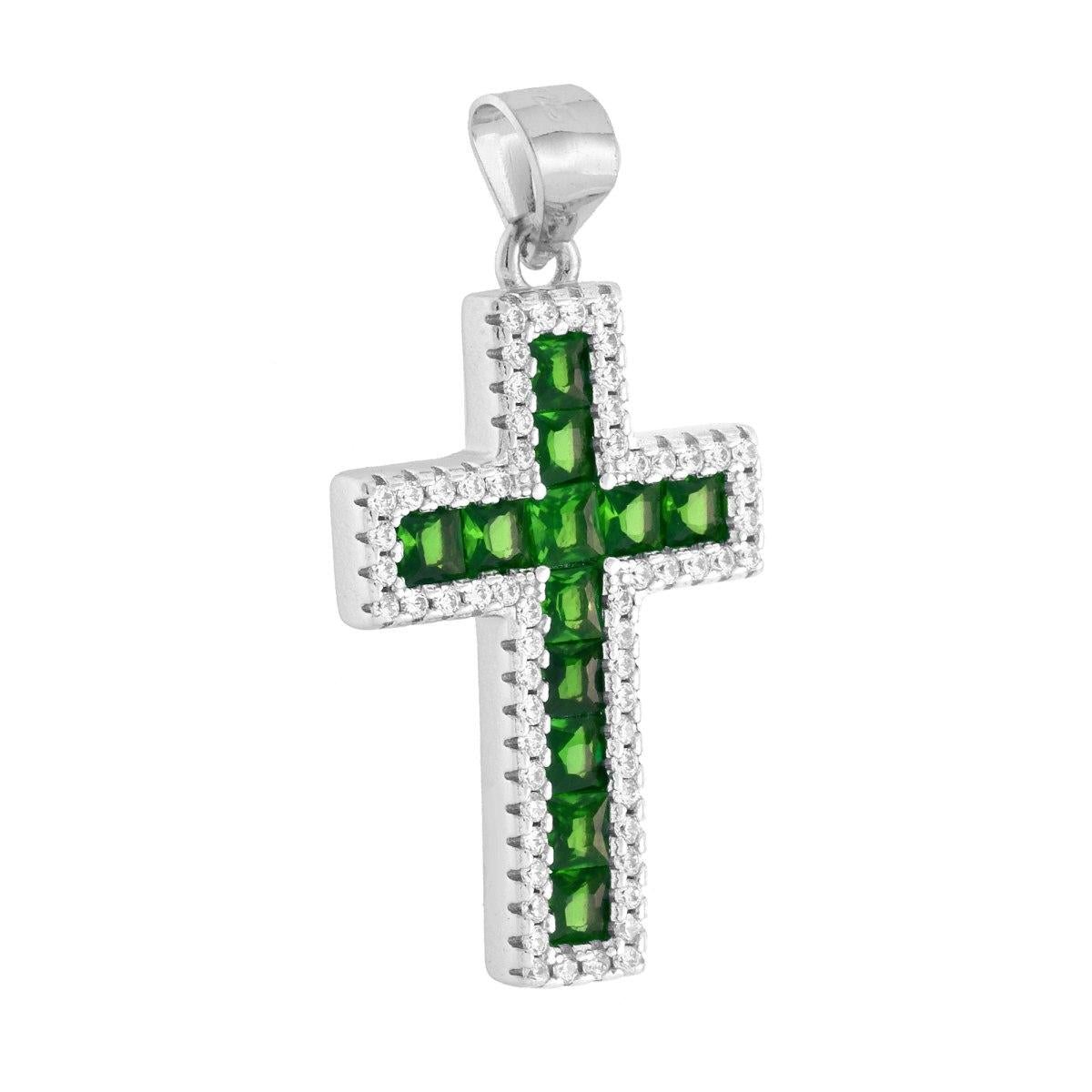 Ciondolo a forma di croce con cubic zirconia taglio carrč colore Verde Smeraldo e cubic zirconia bianchi incastonati intorno.
