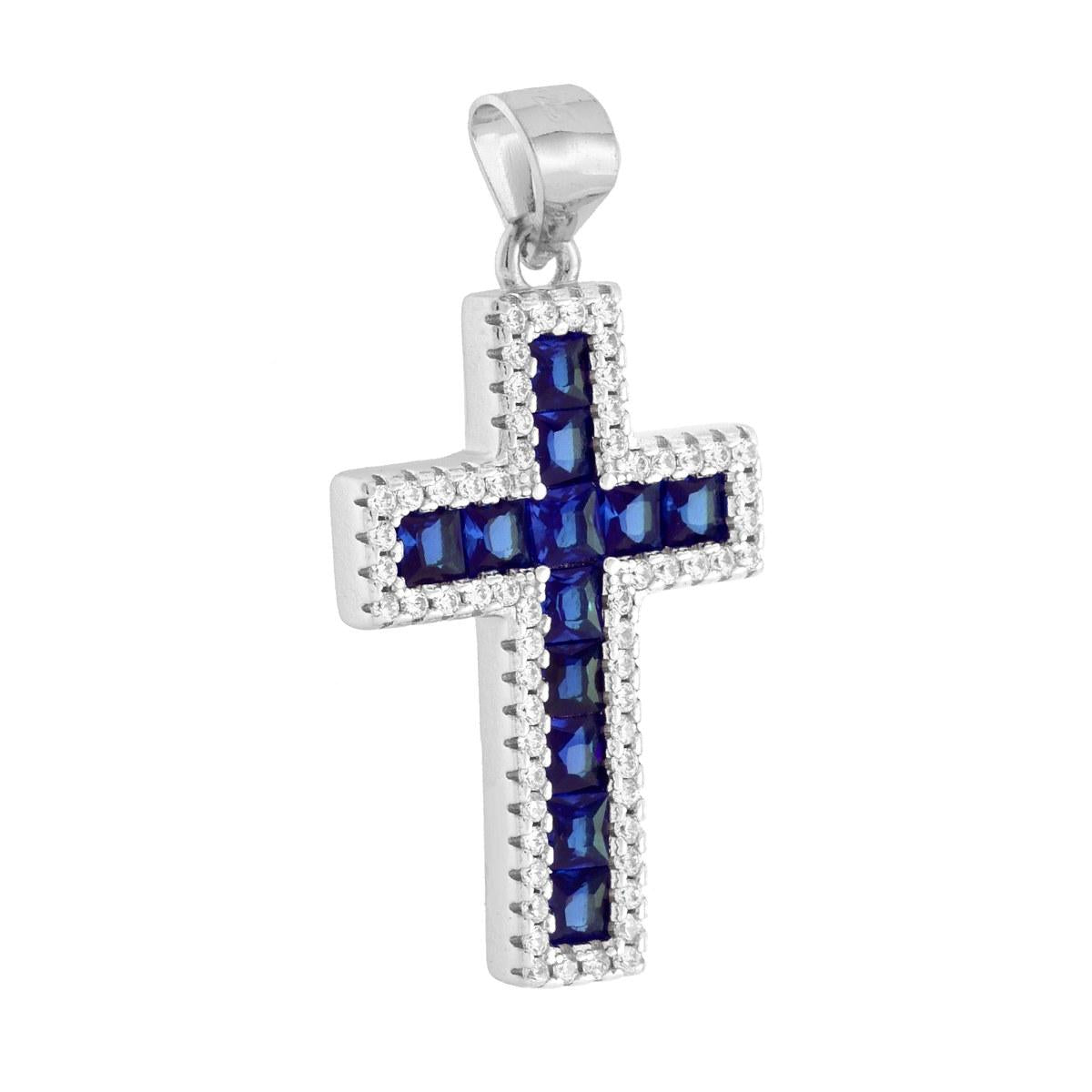 Ciondolo a forma di croce con cubic zirconia taglio carrč colore Blu Zaffiro e cubic zirconia bianchi incastonati intorno.
