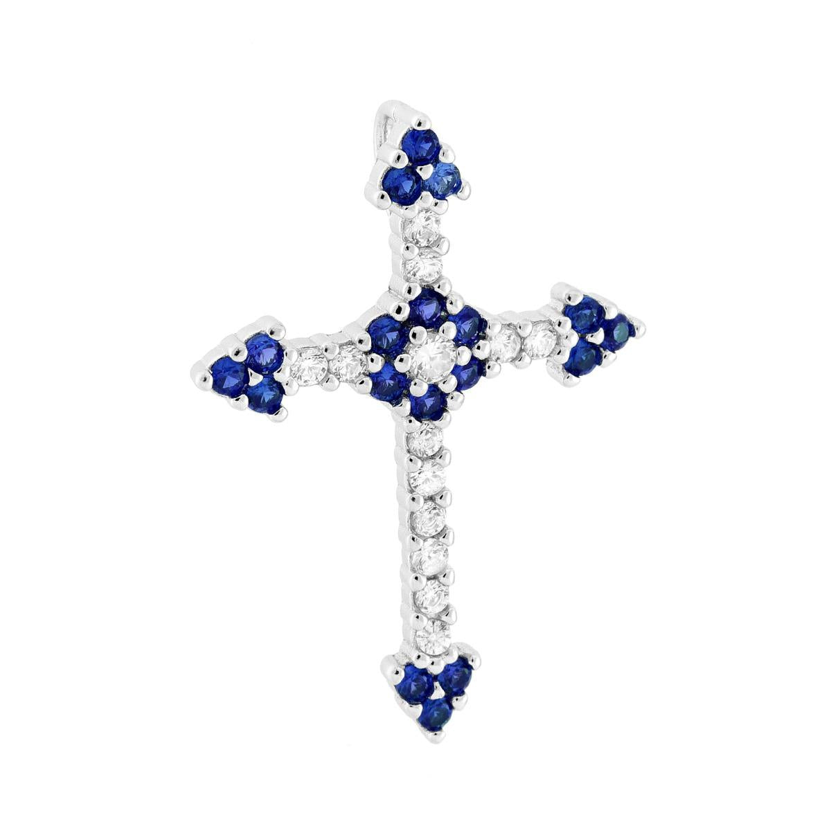 Ciondolo a forma di croce romana con passante per catena e con cubic zirconia bianchi e Blu Zaffiro incastonati.