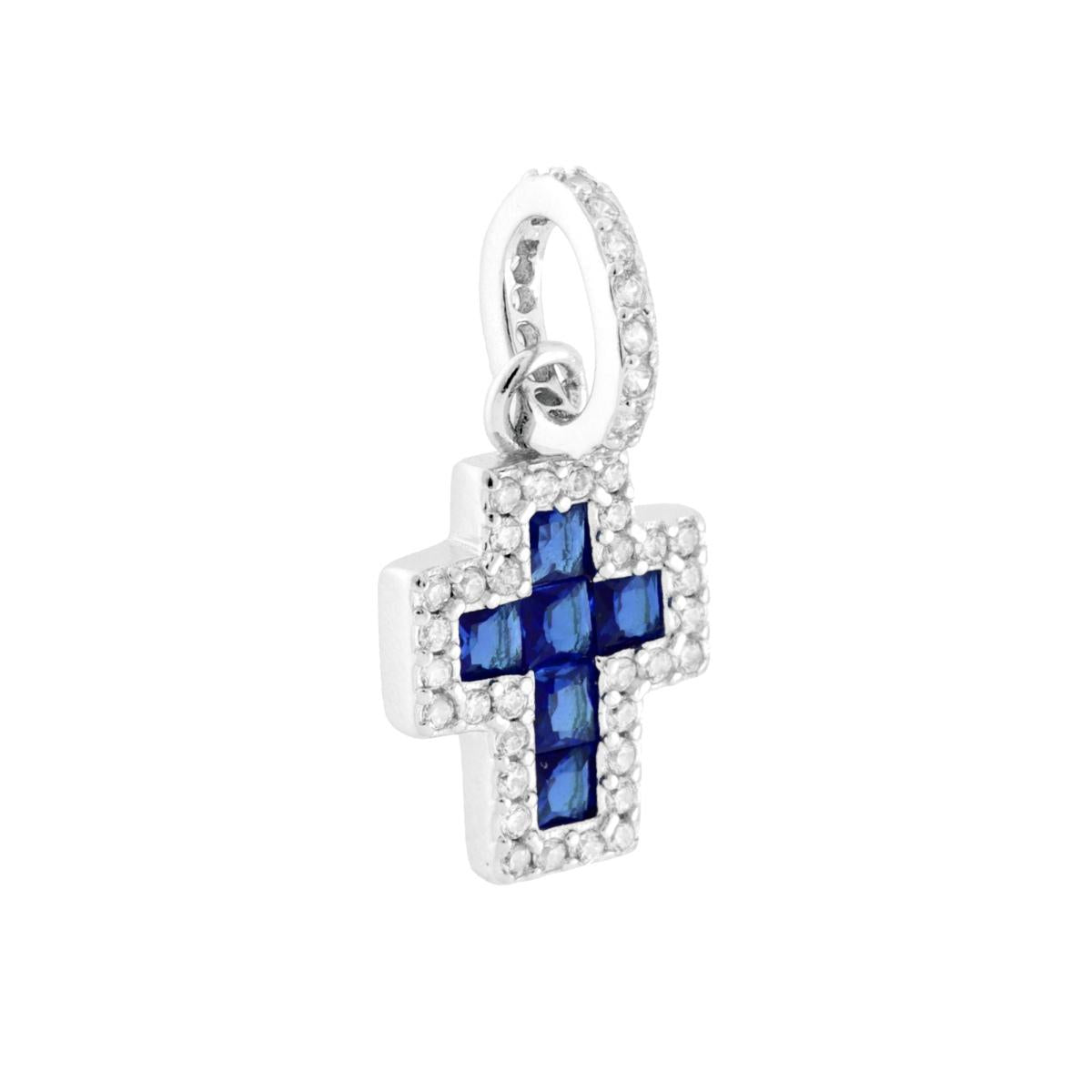Ciondolo a forma di croce con cubic zirconia Blu Zaffiro taglio carrč con cubic zirconia bianchi incastonati intorno.<BR>