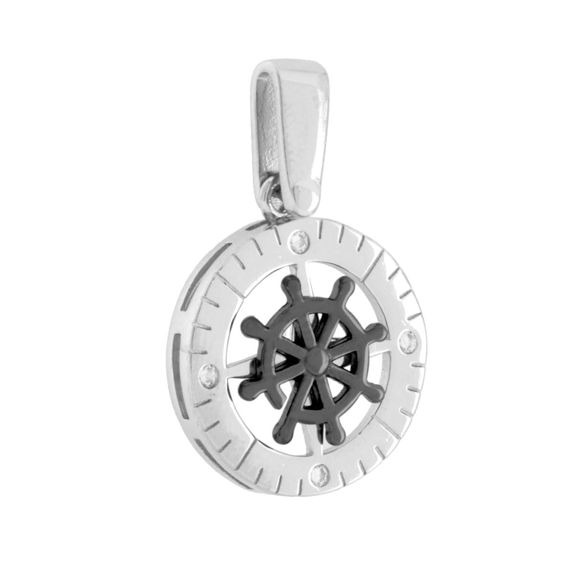 Ciondolo di forma tonda con cubic zirconia colore bianco come punti cardinali e soggetto centrale rotante a forma di timone con applicazione smalto nero.<BR>