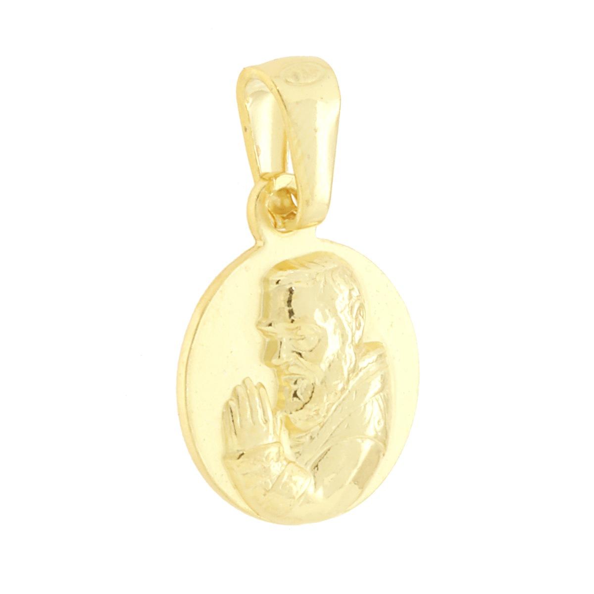 Ciondolo di forma tonda con Padre Pio in bassorilievo con finitura lucida e satinata.<BR>Made in Italy