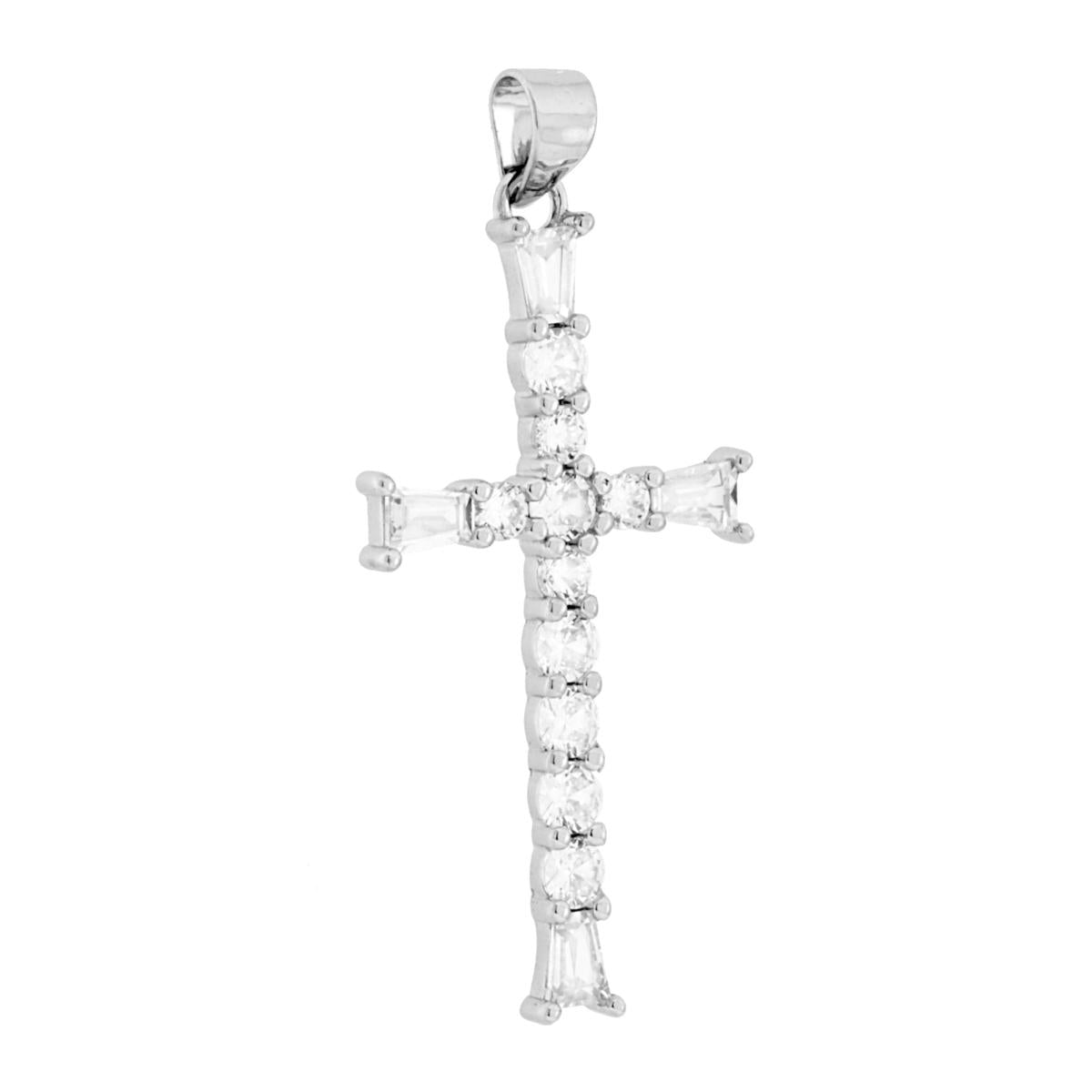 Ciondolo a forma di croce con cubic zirconia taglio trapezio e tondo incastonati.