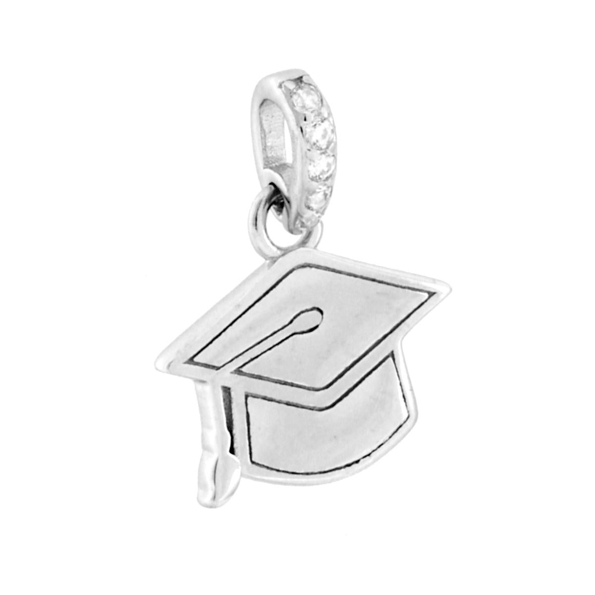 Ciondolo a forma di Tocco Cappello per Laurea con finitura lucida e con cubic zirconia bianchi incastonati su contromaglia.