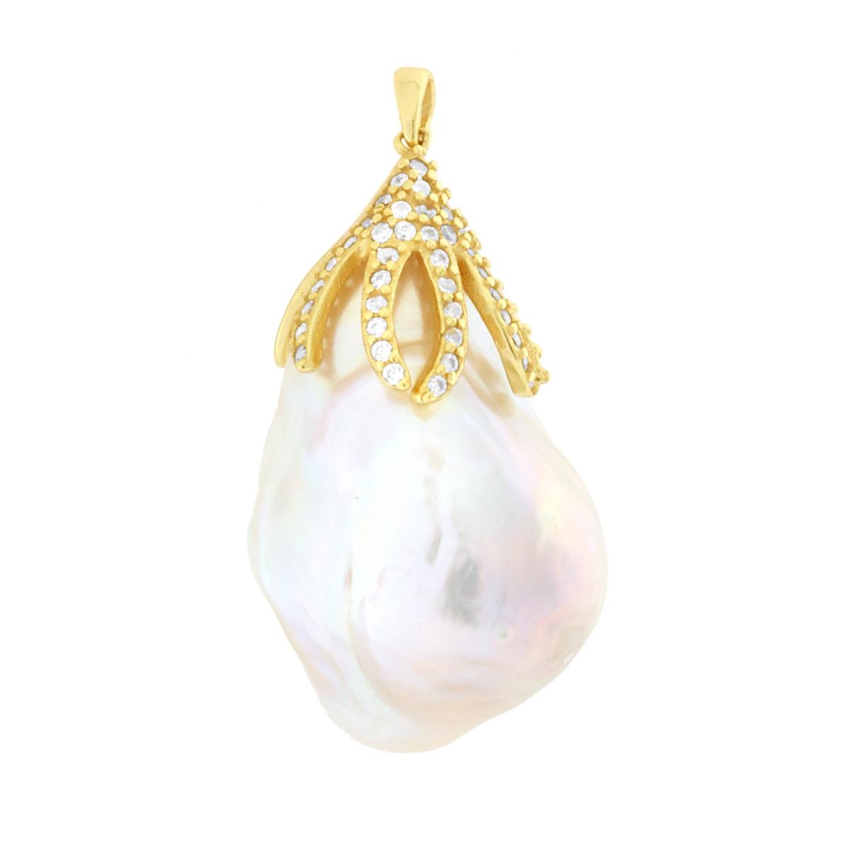 Ciondolo con accessorio a forma di foglia con cubic zirconia bianchi che avvolge perla naturale scaramazza.<BR>Qualitą zirconi: Tripla A.<BR>