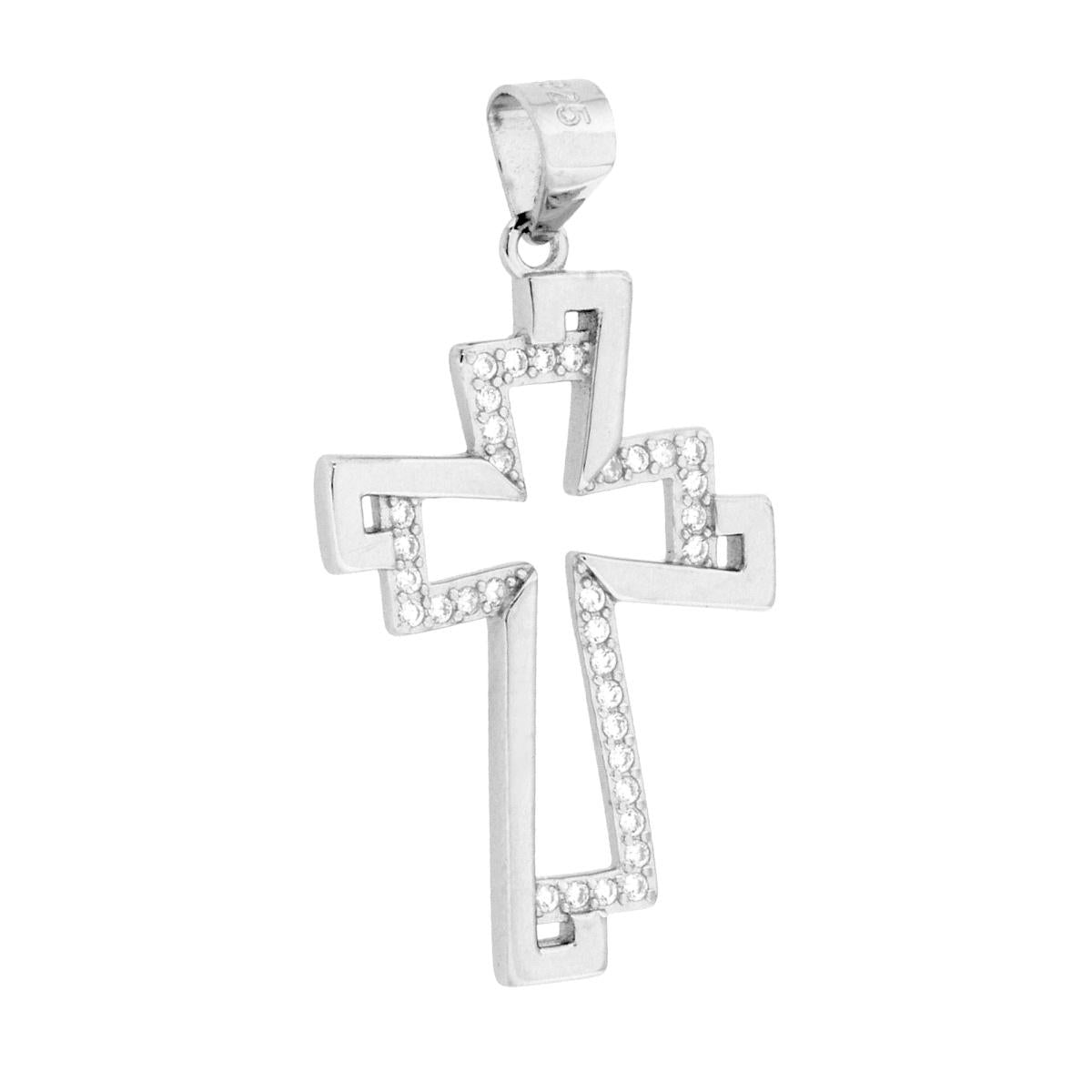 Ciondolo a forma di croce con finitura lucida e con cubic zirconia bianchi incastonati.