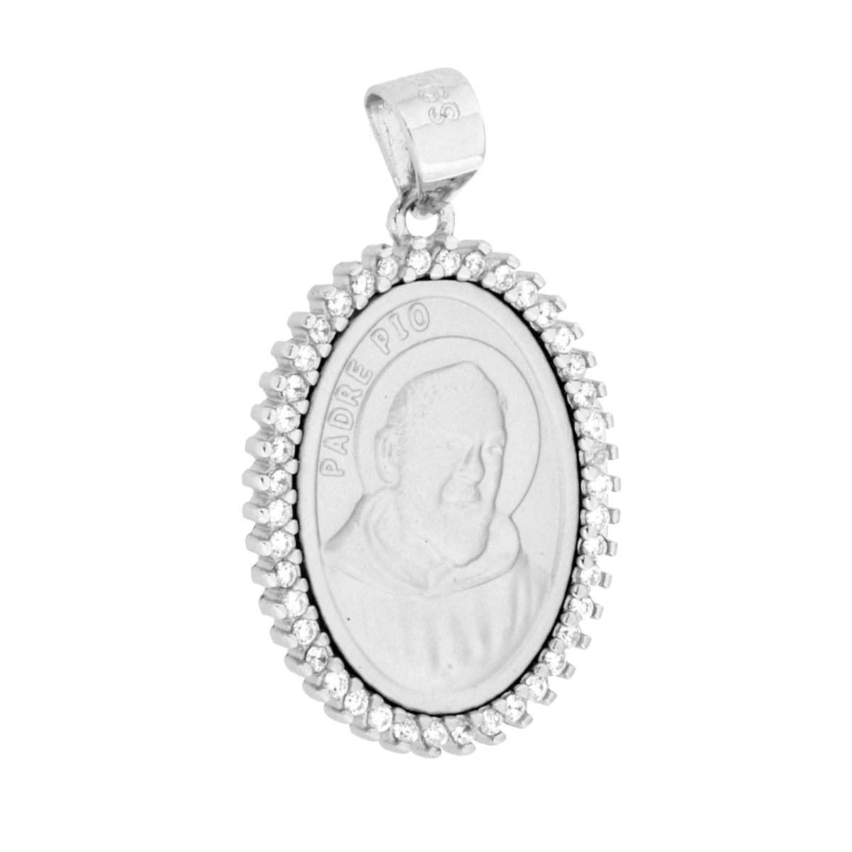 Ciondolo a forma di medaglietta con effige di Padre Pio e cubic zirconia bianchi incastonati intorno.