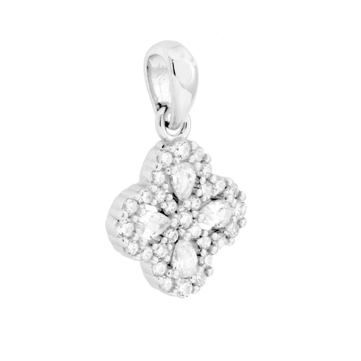 Ciondolo a forma di quadrifoglio con cubic zirconia bianchi incastonati.