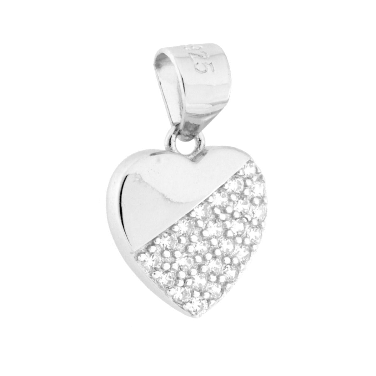 Ciondolo a forma di cuore con finitura liscia e lucida e con cubic zirconia bianchi incastonati.
