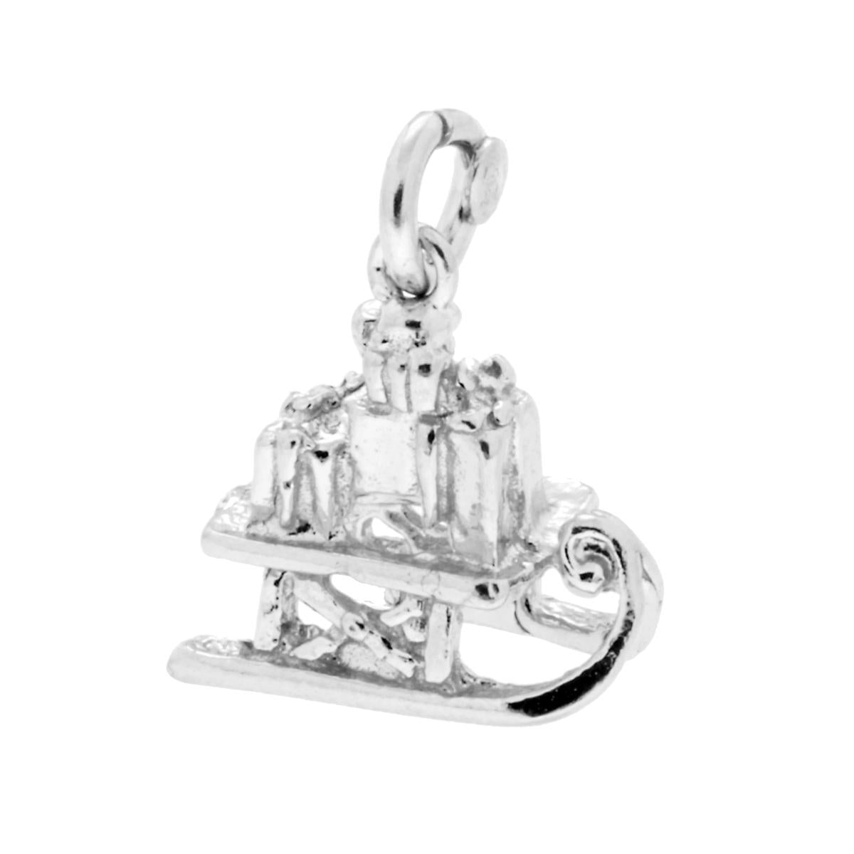 Ciondolo a forma di Slitta di Natale con Accessori a forma di Regali.<BR>Ciondolo realizzato con effetto tridimensionalitą.<BR>Made in Italy