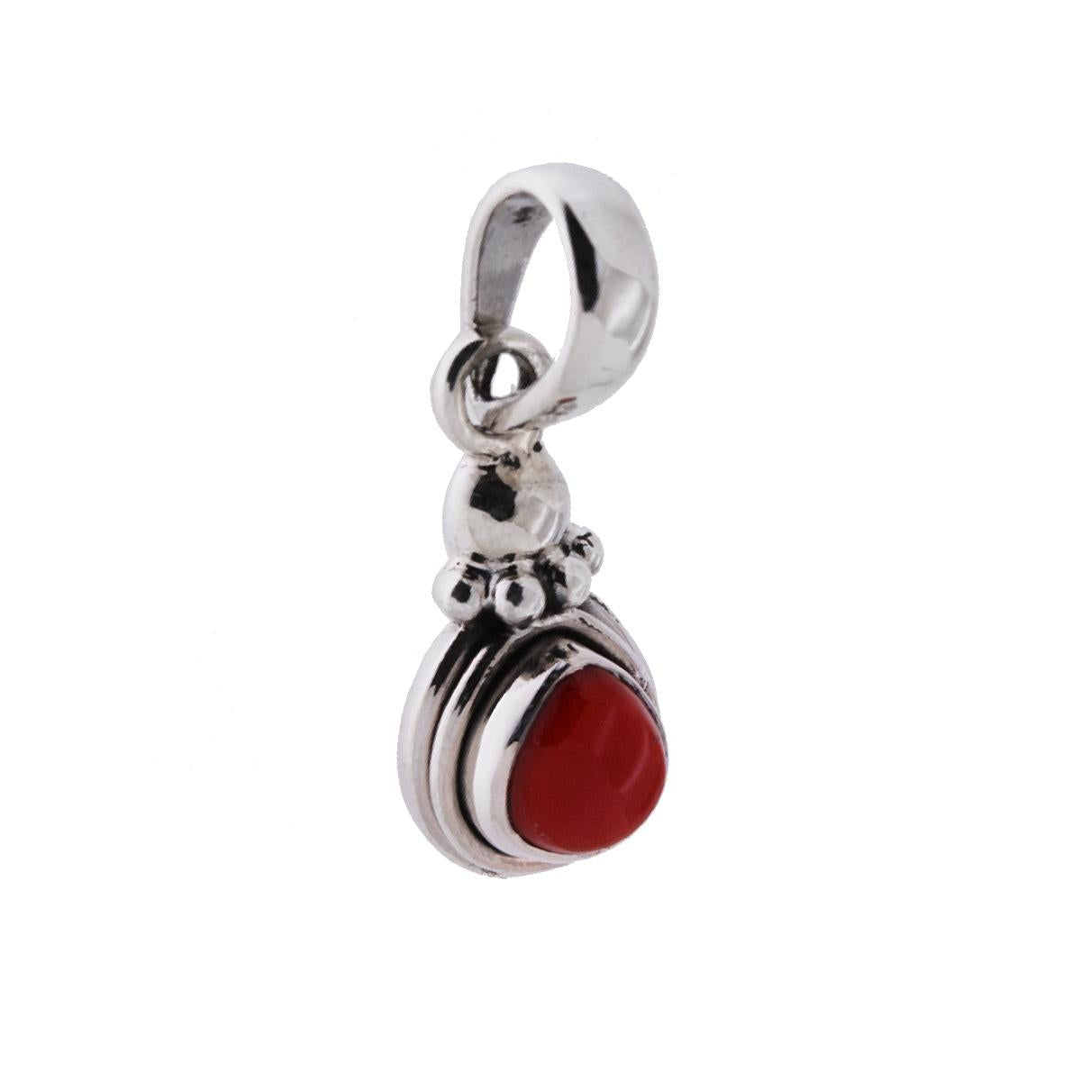 Ciondolo Etnico con Accessorio a forma di Goccia con Pietre Corallo.