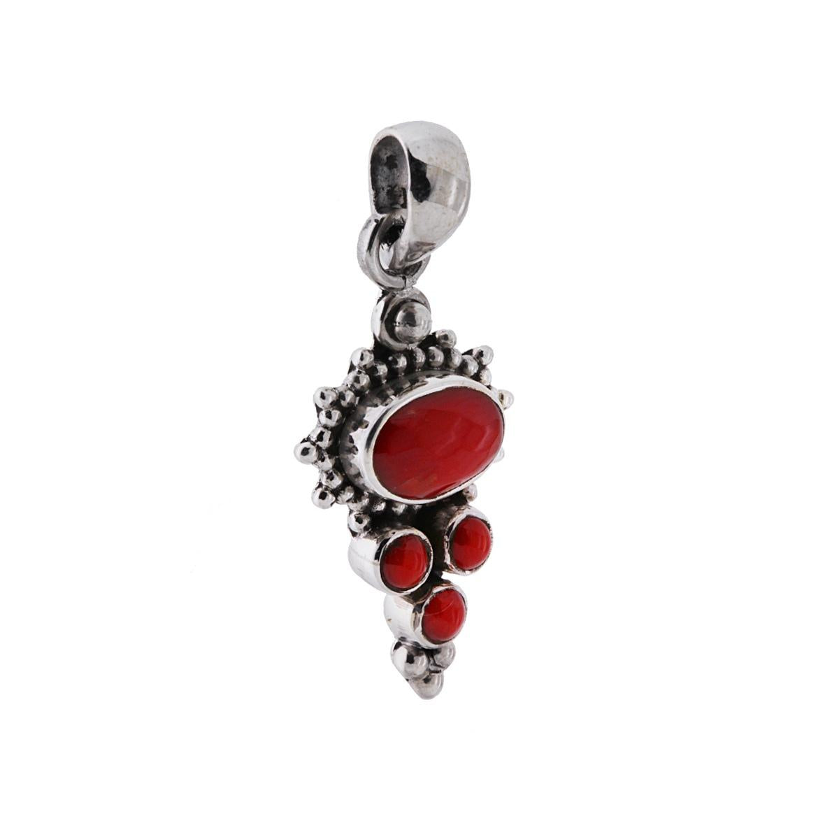 Ciondolo Etnico con Accessorio a forma geometrica con Pietre Corallo.