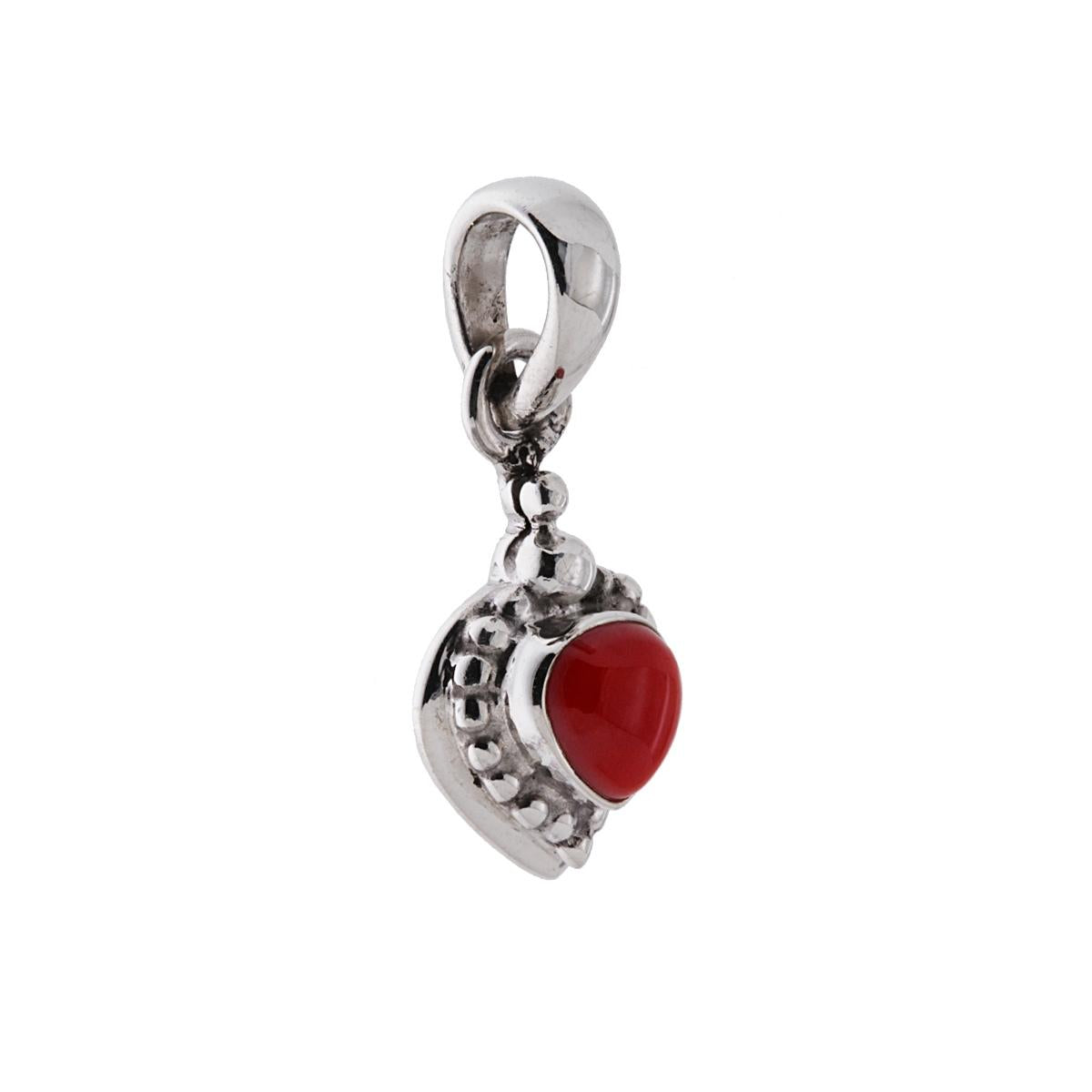 Ciondolo Etnico con Accessorio di forma di Cuore con Pietre Corallo.
