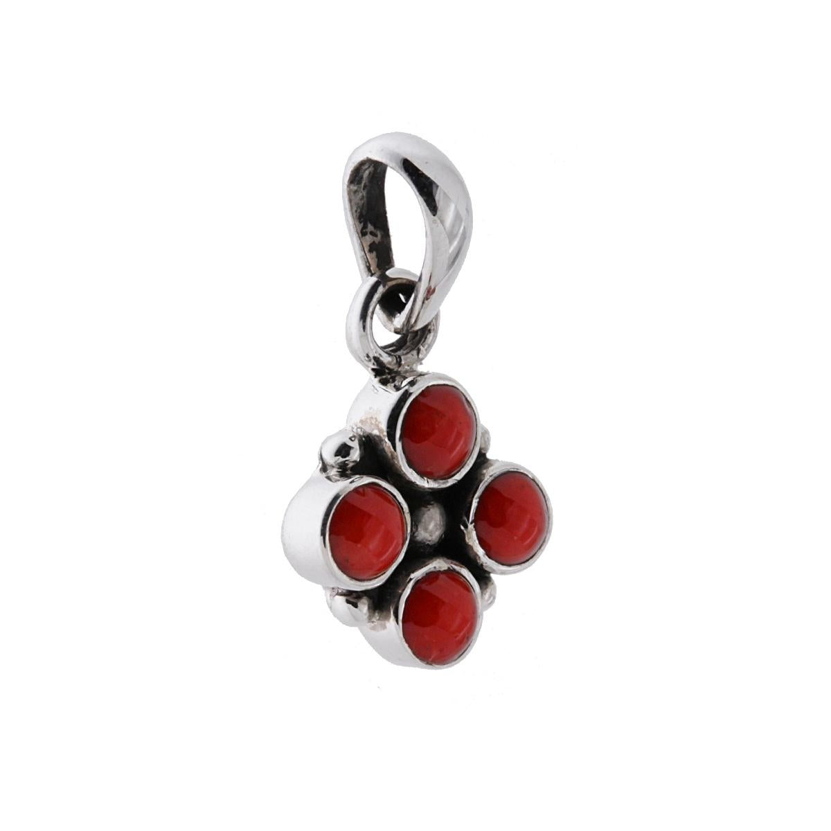 Ciondolo Etnico con Accessorio a forma di Quadrifoglio con Pietre Corallo.<BR>
