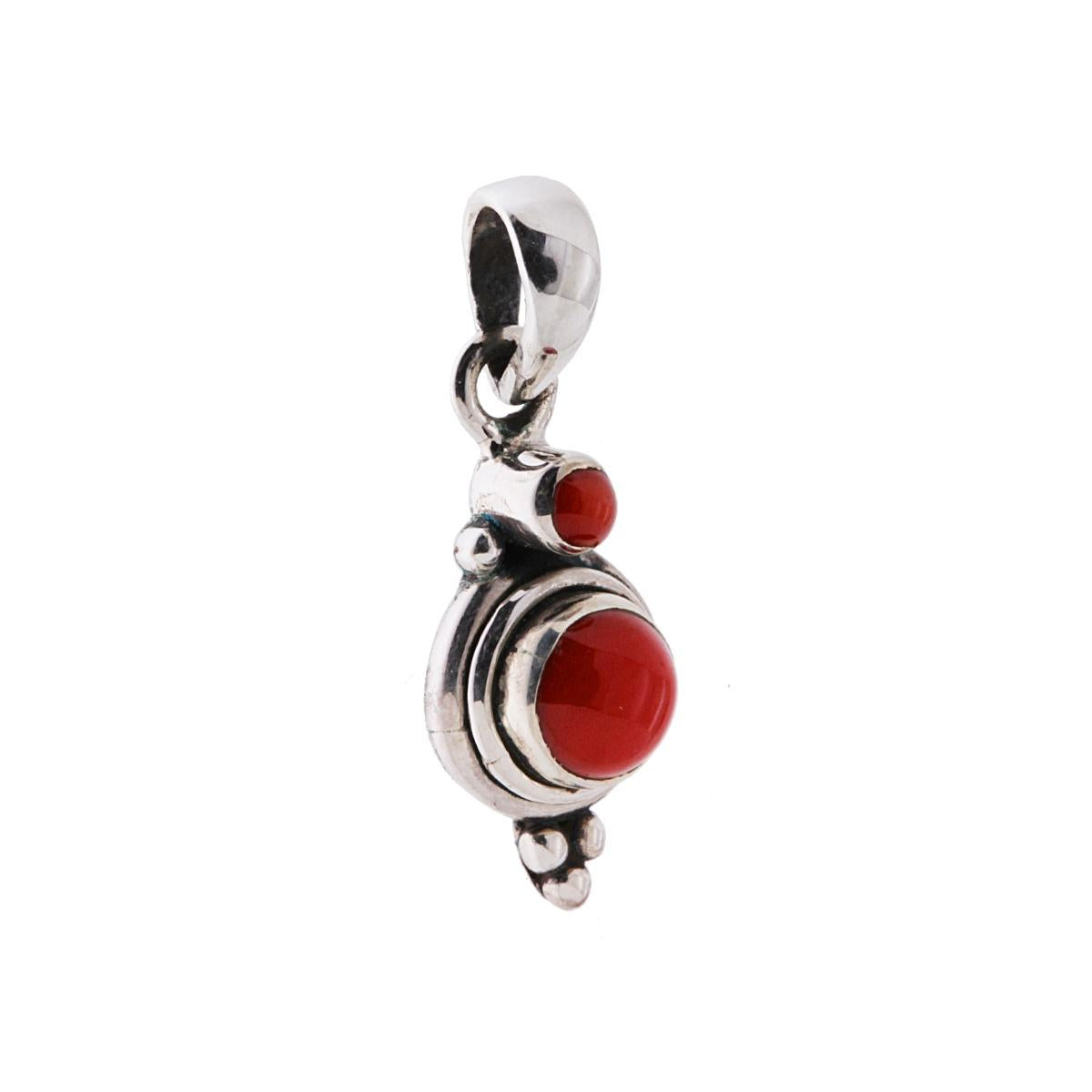 Ciondolo Etnico con Accessorio di forma Tonda con Pietre Corallo.