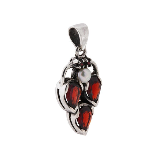 Ciondolo Etnico a forma di Foglia con pietre in Granato a forma di goccia, con perla incastonata.