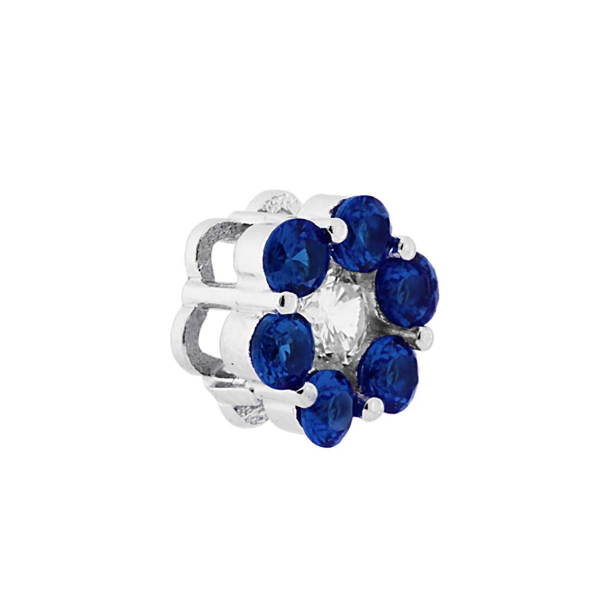 Ciondolo a forma di fiore con passante per catena, con petali in zirconi Blu Zaffiro e Zircone Bianco centrale.