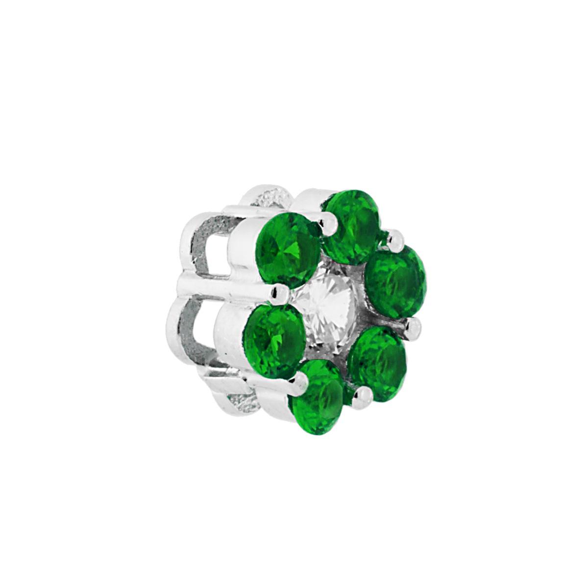 Ciondolo a forma di fiore con passante per catena, con petali in zirconi Verde Smeraldo e Zircone Bianco centrale.