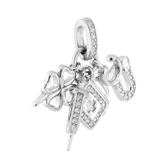 Cionolo composto da diversi elementi portafortuna, per medici o infermieri, con Stetoscopio, Siringa, Valigetta e Quadrifoglio, con zirconi bianchi incastonati.