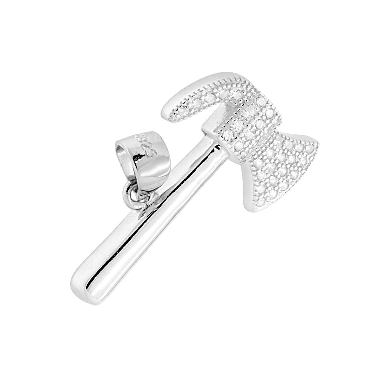 Ciondolo a forma di ascia con zirconi bianchi incastonati con manico liscio e lucido.