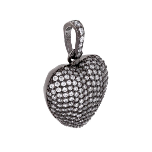 Ciondolo a forma di cuore bombato con Zirconi bianchi con lavorazione pavč, con parte posteriore lucida e con cuori traforati.