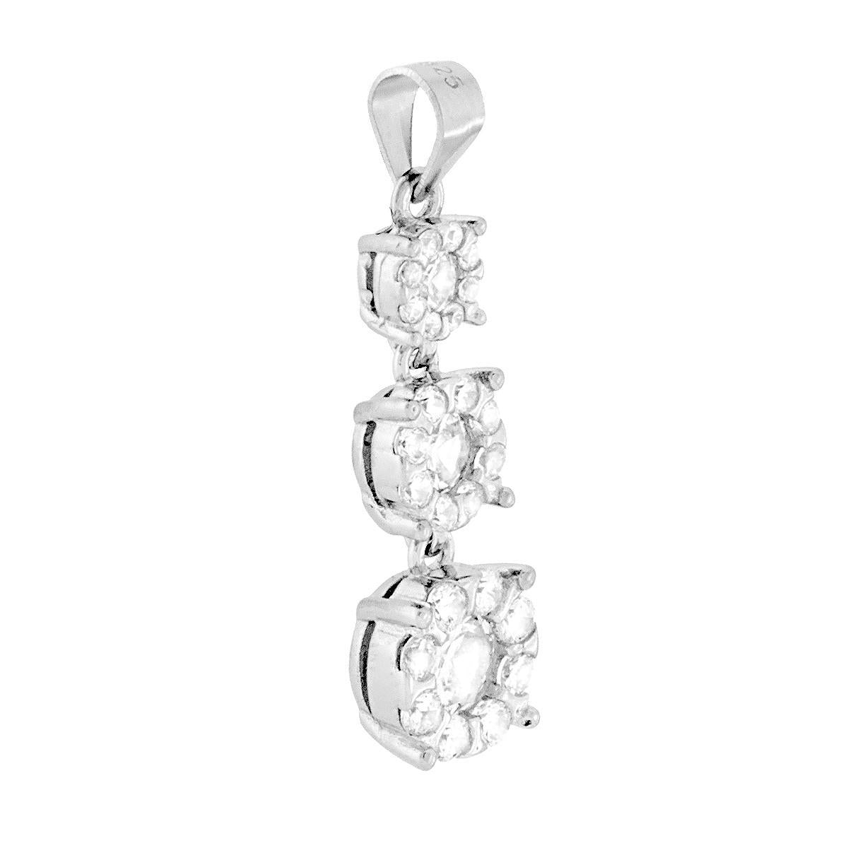 Ciondolo composti da tre punti luce bianchi contornati da zirconi bianchi, a forma di fiore, su montatura 4 Griffe.