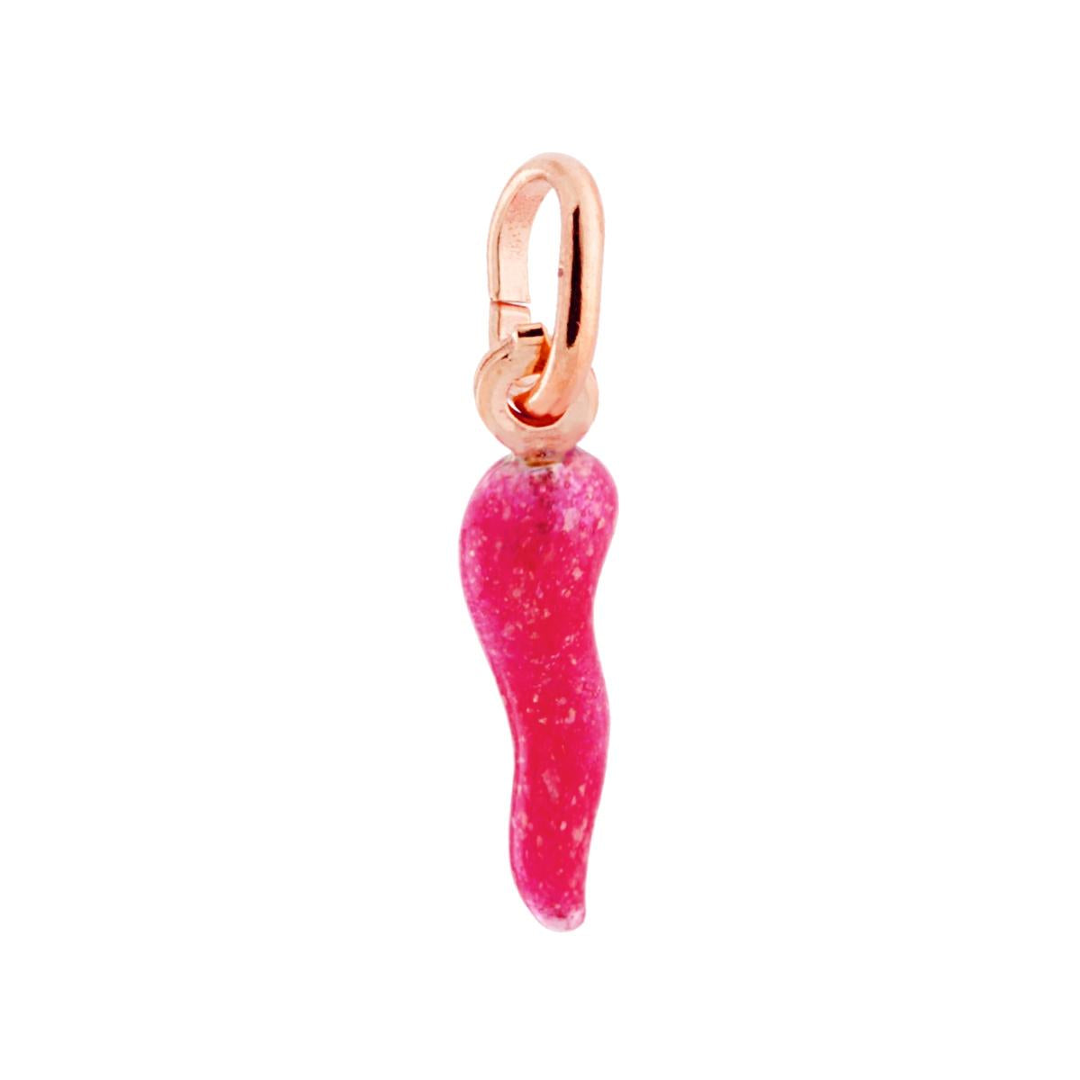 Ciondolo a forma di corno portafortuna con applicazione smalto colore fucsia glitterato e brillante.<BR>Made in Italy