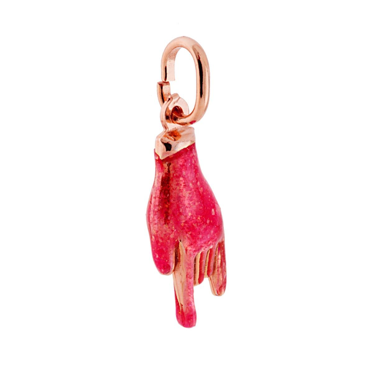 Ciondolo a forma di mano a corna con applicazione smalto colore Fucsia glitterato e brillante.<BR>Made in Italy