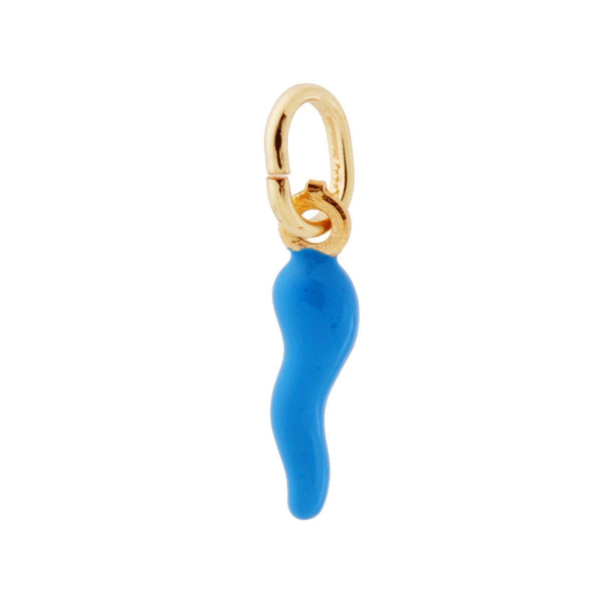 Ciondolo a forma di corno portafortuna con applicazione smalto colore azzurro con finitura liscia e lucida.<BR>Made in Italy<BR>