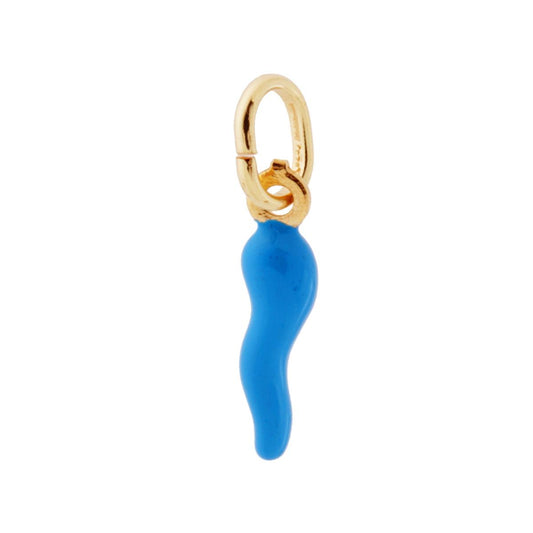 Ciondolo a forma di corno portafortuna con applicazione smalto colore azzurro con finitura liscia e lucida.<BR>Made in Italy<BR>