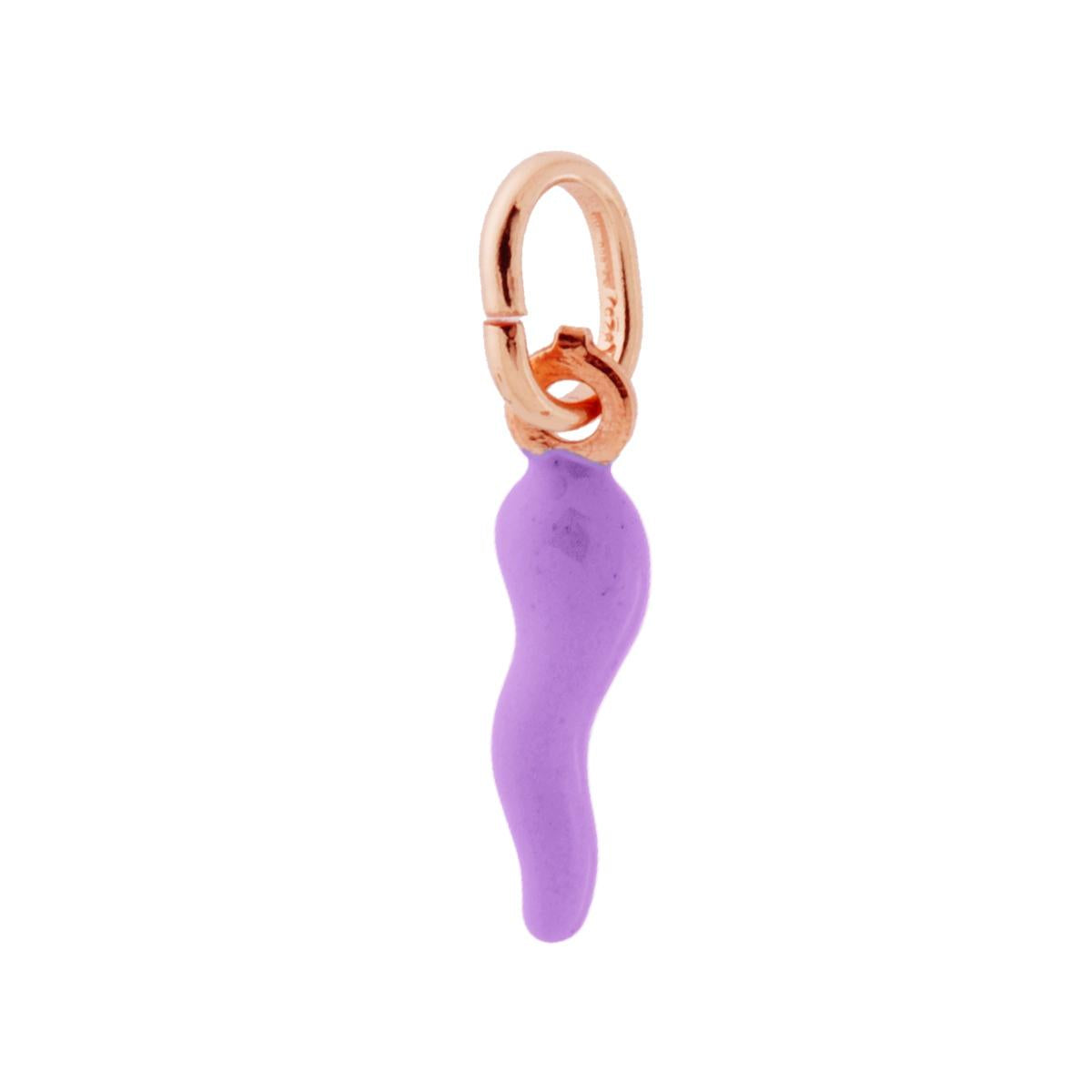 Ciondolo a forma di corno portafortuna con applicazione smalto colore lilla con finitura liscia e lucida.<BR>Made in Italy