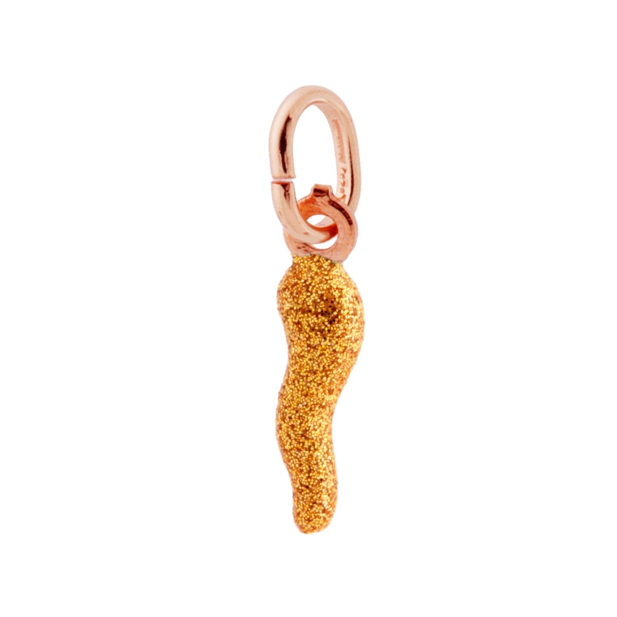 Ciondolo a forma di corno portafortuna con applicazione smalto colore oro con superficie glitterata.<BR>Made in Italy