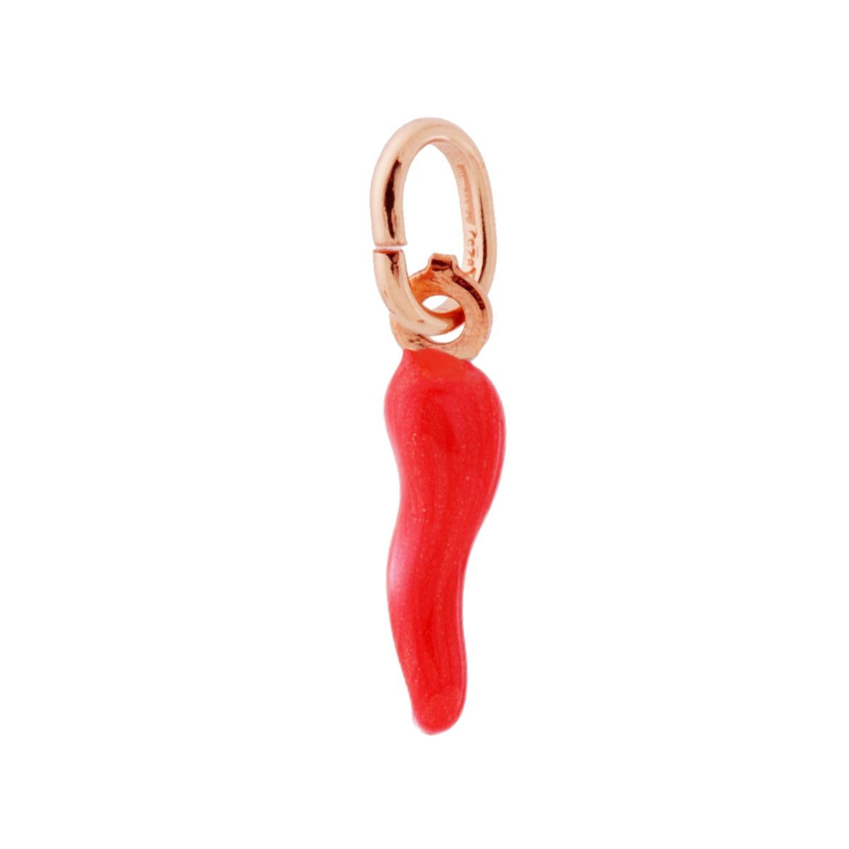 Ciondolo a forma di corno portafortuna con applicazione smalto colore rosso perlato con superficie liscia.<BR>Made in Italy