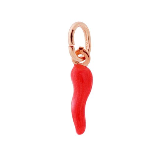 Ciondolo a forma di corno portafortuna con applicazione smalto colore rosso perlato con superficie liscia.<BR>Made in Italy