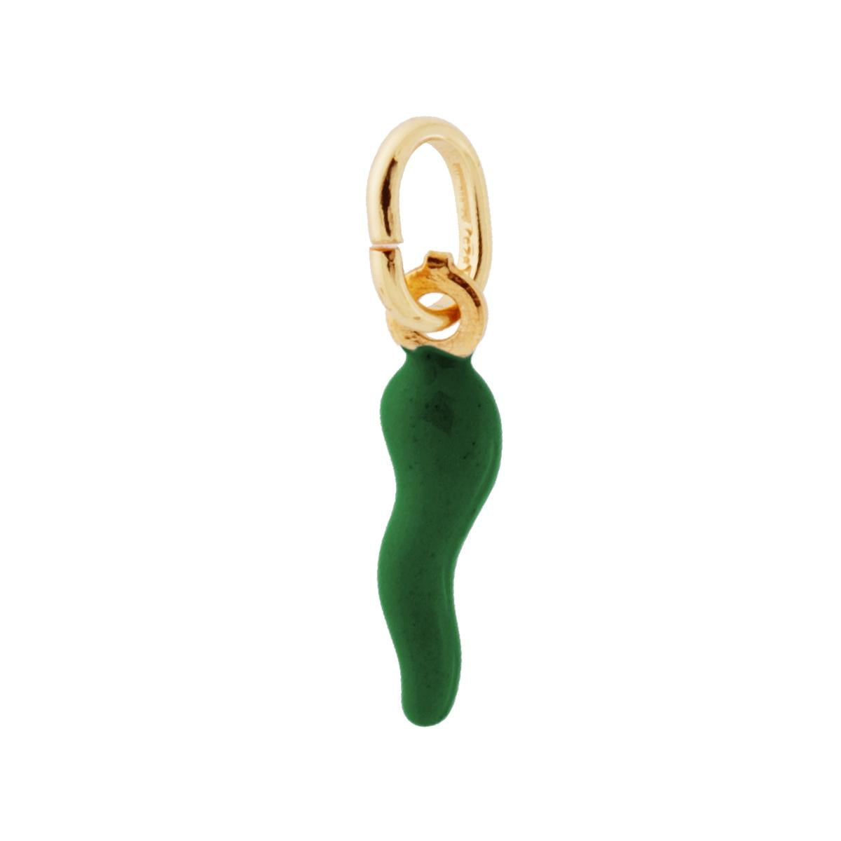 Ciondolo a forma di corno portafortuna con applicazione smalto colore Verde Scuro con finitura liscia e lucida.<BR>Made in Italy