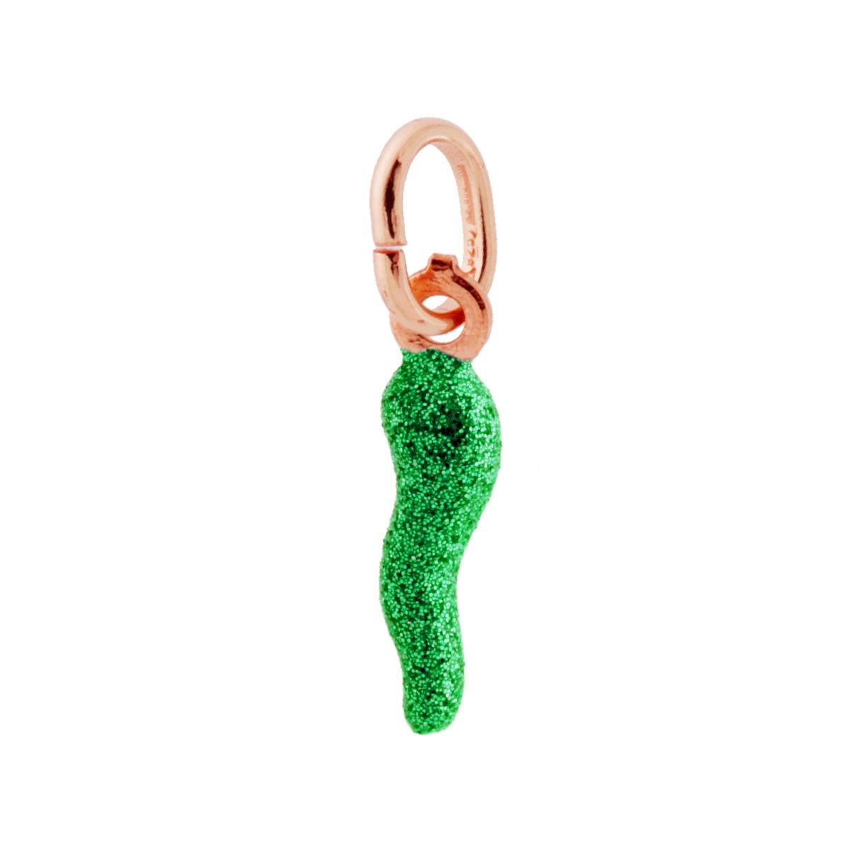Ciondolo a forma di corno portafortuna con applicazione smalto colore verde con superficie glitterata.<BR>Made in Italy