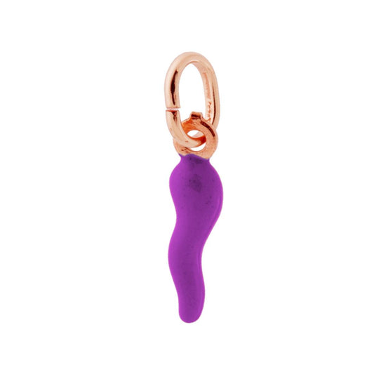Ciondolo a forma di corno portafortuna con applicazione smalto colore viola con finitura liscia e lucida.<BR>Made in Italy
