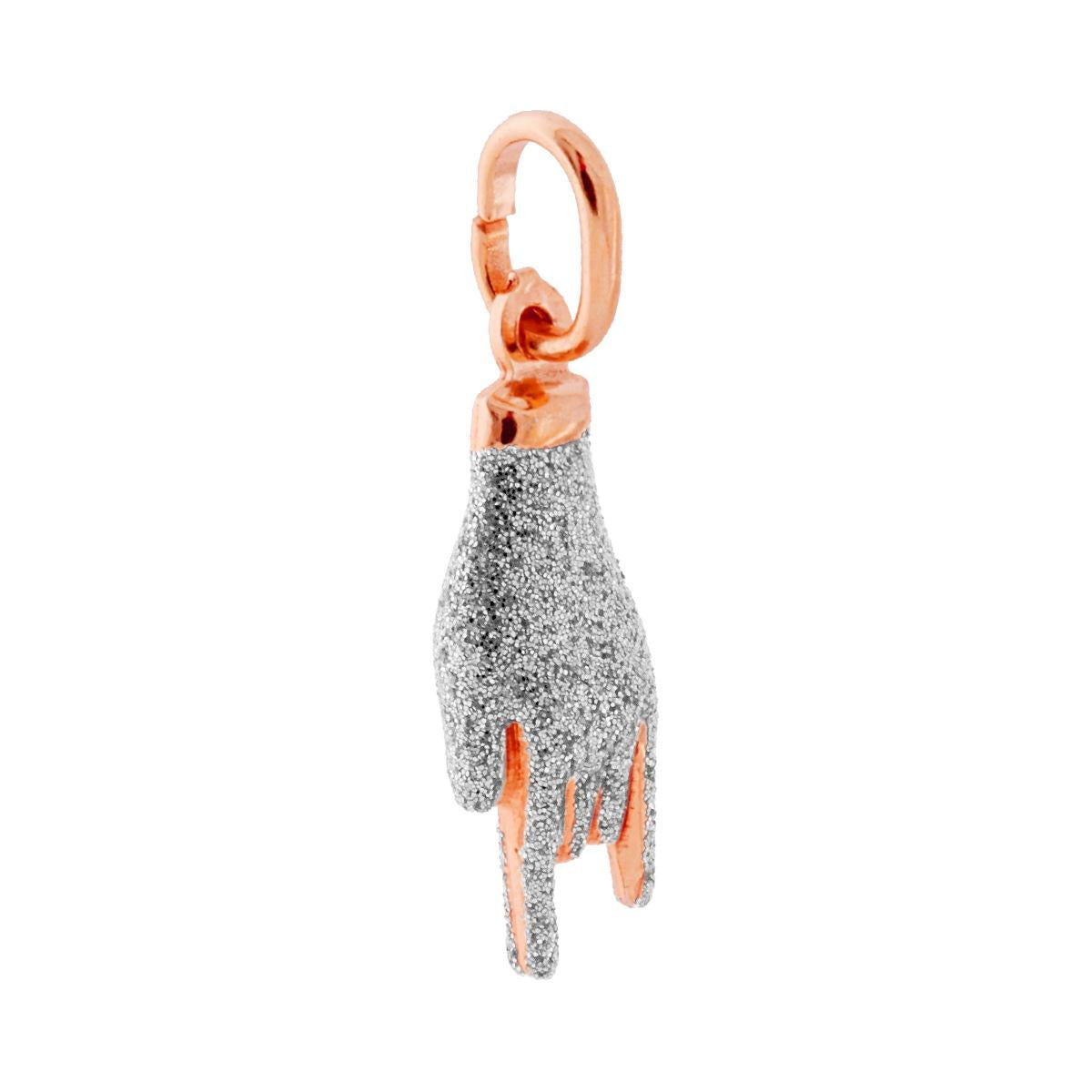 Ciondolo a forma di mano corna portafortuna con applicazione smalto colore argento con superficie glitterata.<BR>Made in Italy