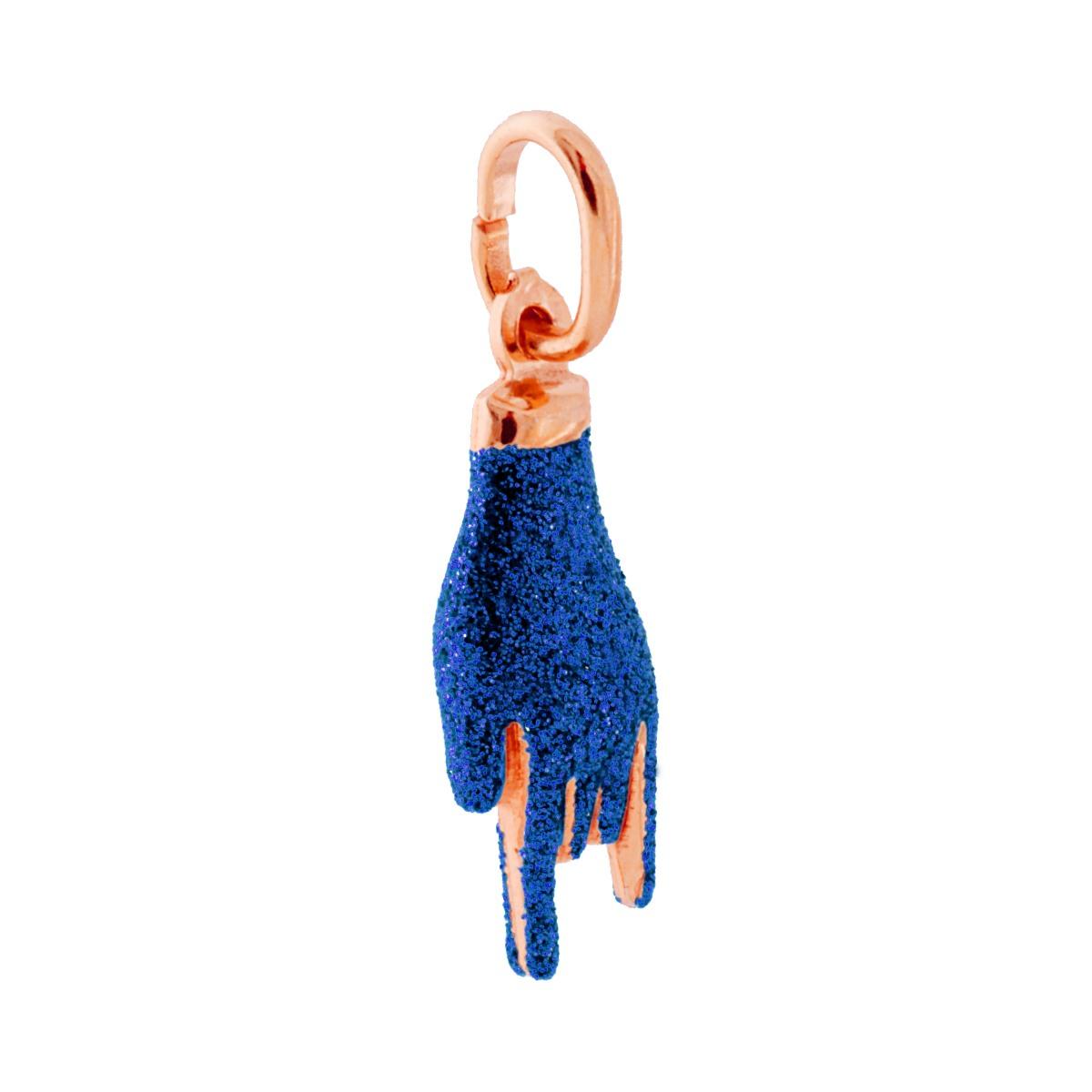 Ciondolo a forma di Mano con Corna portafortuna con applicazione smalto colore blu con superficie glitterata.<BR>Made in Italy
